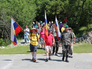 Foto: Alja Mišigoj; Prihod na cilj in zaključek pohoda na igrišču poleg nekdanje stražnice JLA