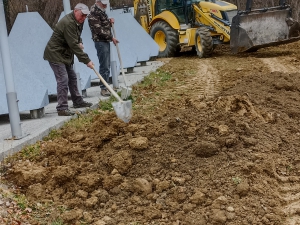 Nosilci projekta v polnem elementu.