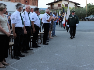 Boris Simčič vodi praporščake na prizorišče proslave.