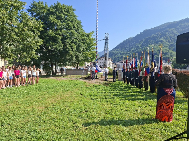 Praporščaki in dijaki OŠ Idrija