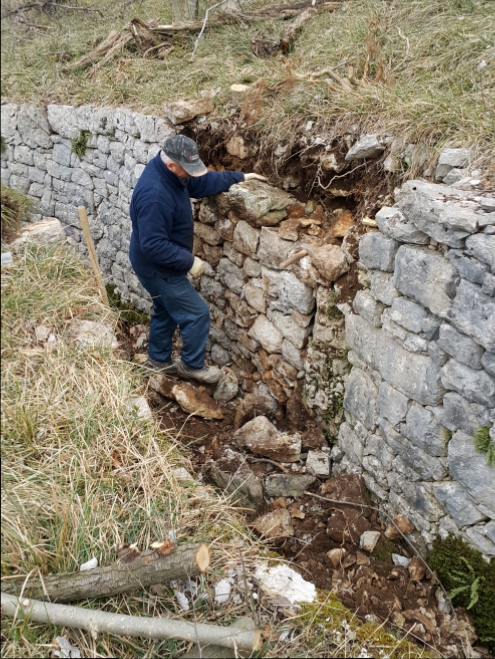 Brez našega Ivana ni šlo,glavni mojser za obnovo jarkov.....