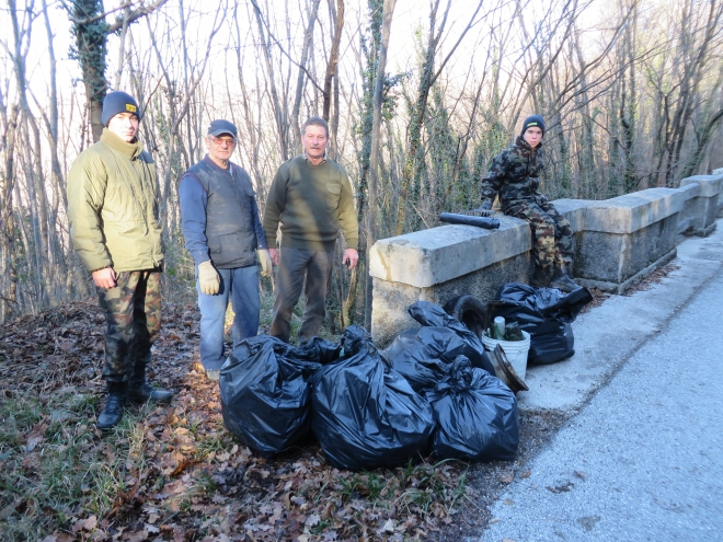 25.12.2014 - Odvoz smeti izpod mosta pri Hlevniku