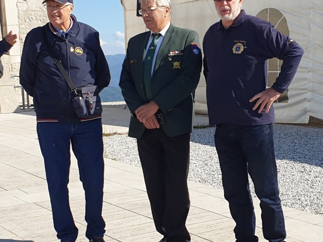 Podpredsednik Zveze veteranov vojne za Slovenijo Jože Člekoviič z prijatelji.