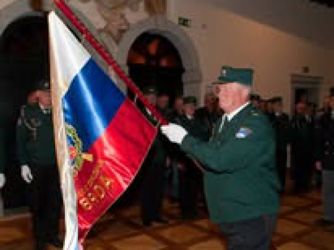 Prapor OZVVS Brda v rokah glavnega praporščaka Borisa Simčiča