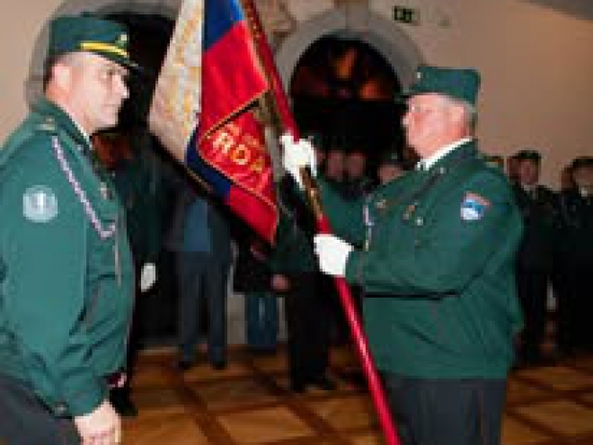 Predsednik OZVVS Brda Mitja Močnik predaja prapor OZVVS Brda glavnemu praporščaku Borisu Simčiču