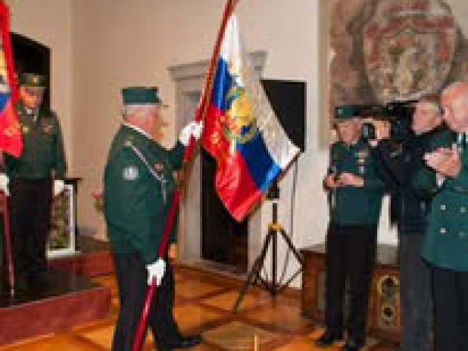 Prapor OZVVS Brda v rokah glavnega praporščaka Borisa Simčiča