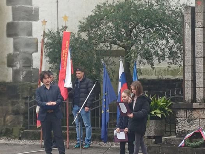 Moderator prireditve Dominik Rusjan in učenki OŠ Dobrovo.