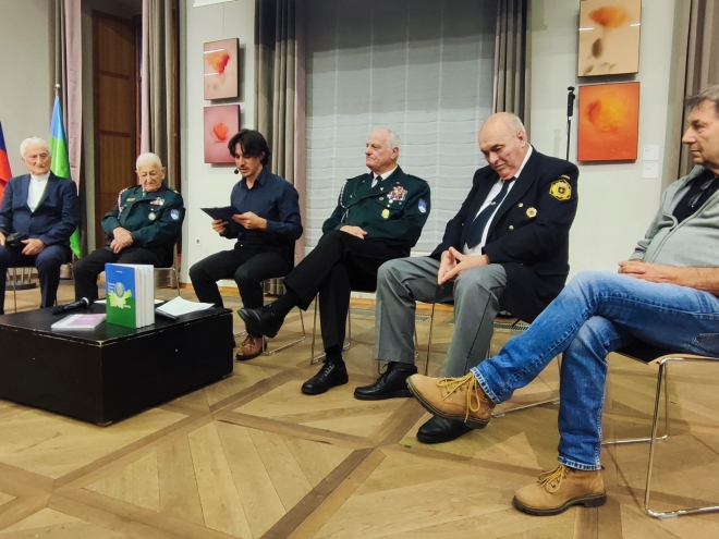 Z desne proti levi: Edvard Golob, Zvone Kelher, Drago Vidrih, moderator Dominik Rusjan, Vito Berginc, Rafael Mokorel, Ivan Marc