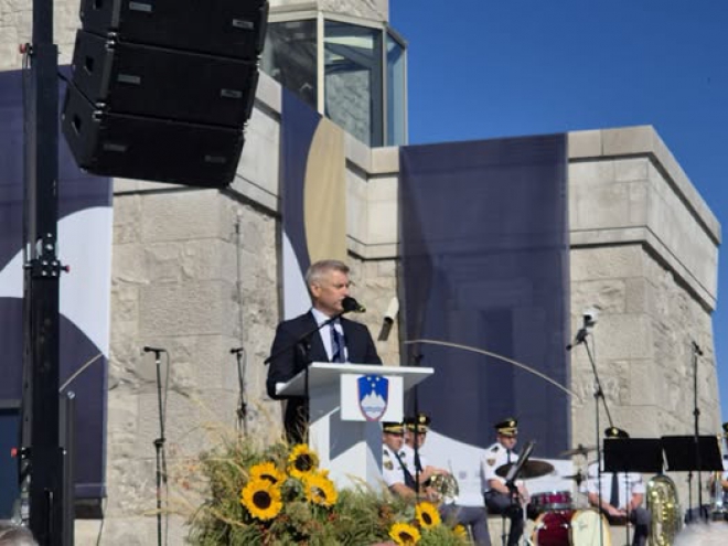 Obrambni minister mag. Valentin Hajdinjak