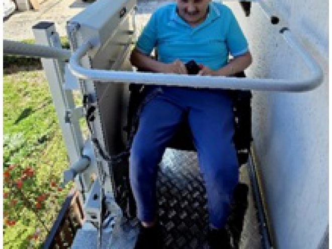 Nasmeh Valterja Jermola na poskusni vožnji s stopniščnim dvigalom pove vse…………
