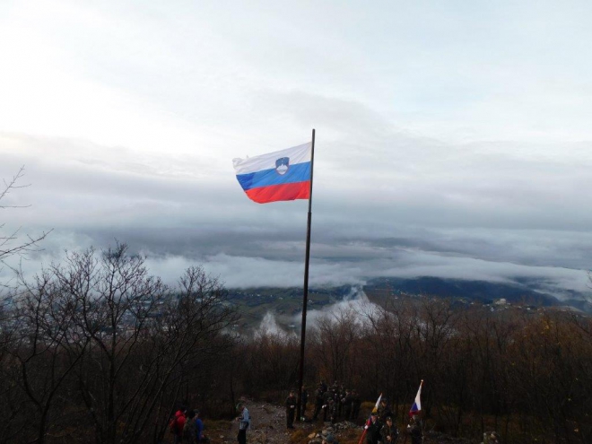 Ob dvigu zastave na m je bilo vreme naklonjeno.