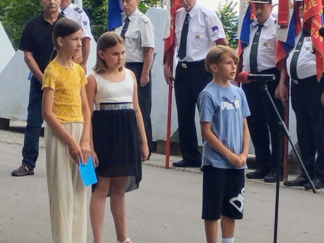 Nastop šolarjev OŠ Kojsko, pod vodstvom Helene Vendramin.