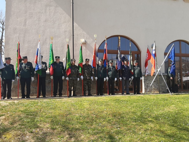 Praporščaki veteranskih združenj.