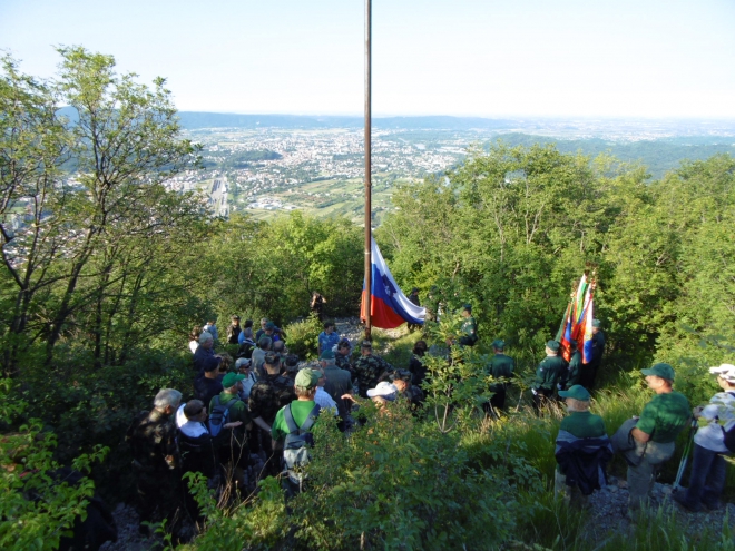 Dvigovalci zastave pripravljeni kot zmerom......