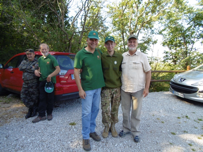 Veterani pazijo na mladeniča.....