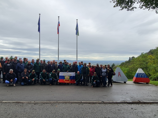 Skupinska slika članov OZVVS Trebnje in OZVVS Brda na vpadnici za Sabotin