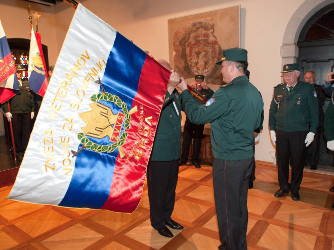 Predsednik ZVVS Ladislav Lipič predaja prapor predsedniku OZVVS Brda Mitji Močniku