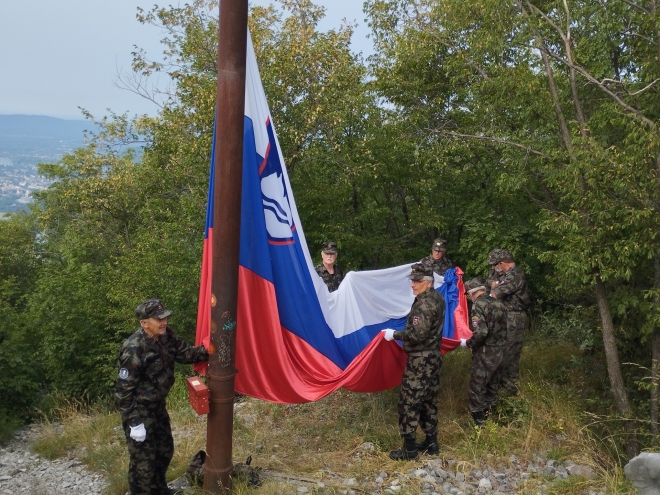 Priprava dvigovalcev zastave iz OZVVS Brda